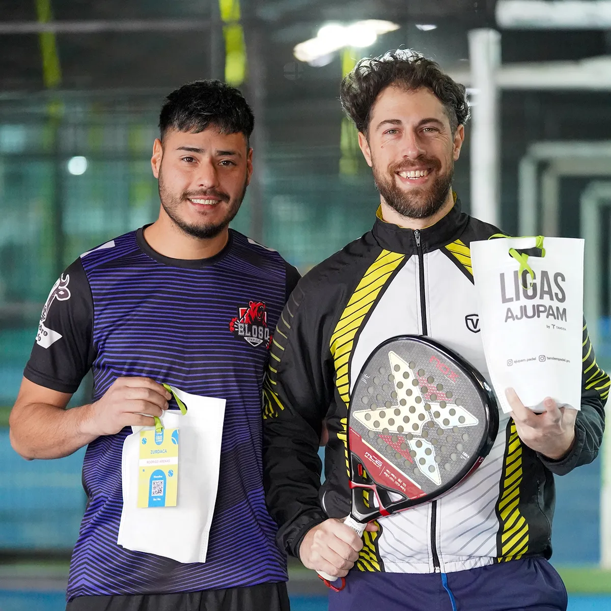 Jugadores de pádel sonriendo con sus kits de bienvenida que incluyen productos de sponsors